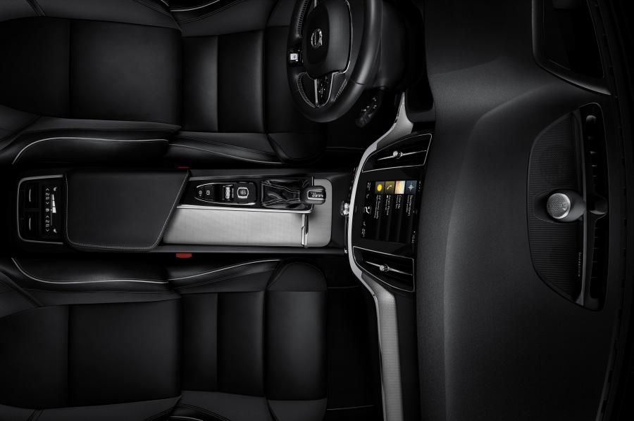 Интерьер Volvo S60 T6 R-Design 2018 года  (WW) (фото 40 из 63)